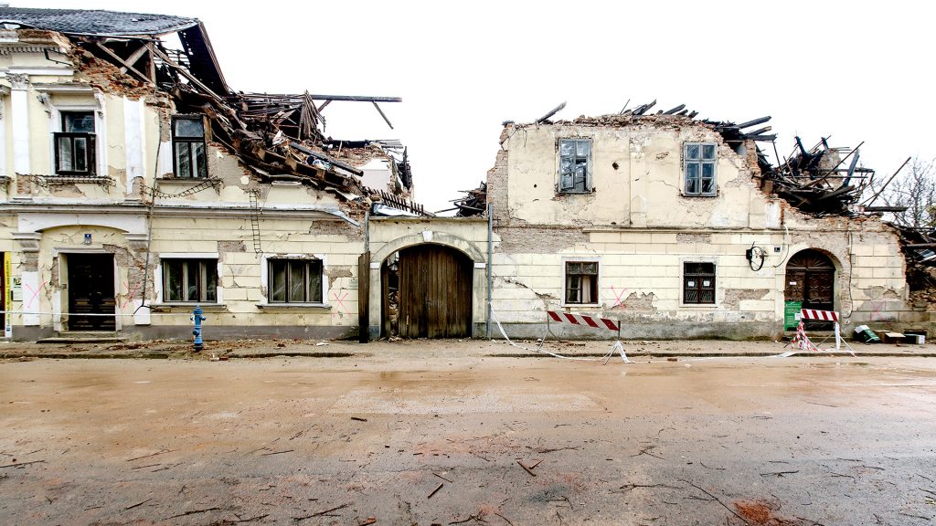 Sjetio sam se onog Tarbuka, koji je pozvao novinare i bombardirao grad. A i ‘obnova’ se srušila kao od kula karata