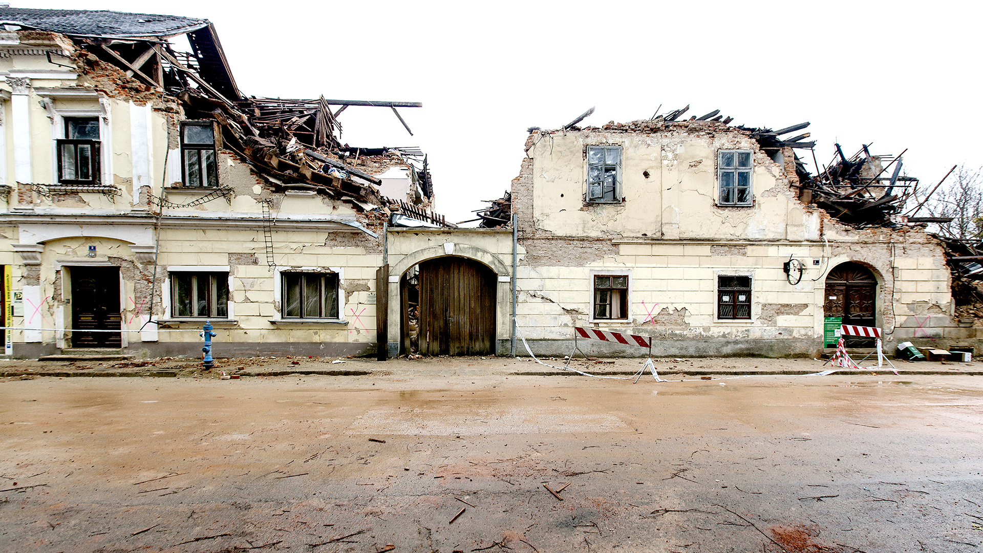 Sjetio sam se onog Tarbuka, koji je pozvao novinare i bombardirao grad. A i ‘obnova’ se srušila kao od kula karata
