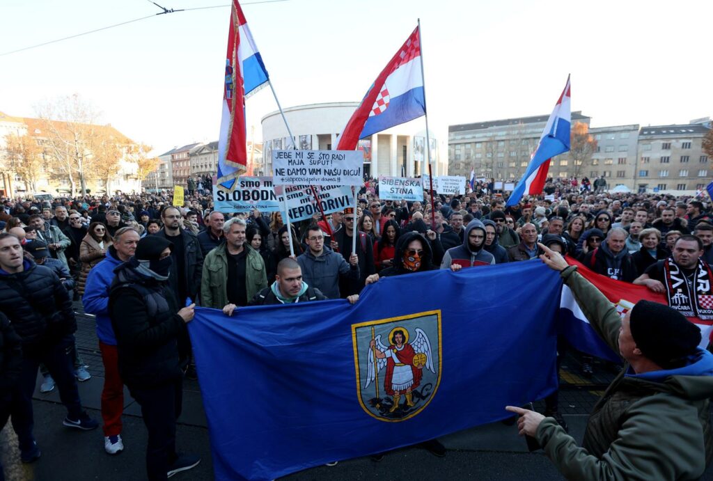 Ideologija ‘duhovnog buđenja’ i ‘promjene svijesti’ ojačali u pandemiji desni populizam u borbi protiv institucija
